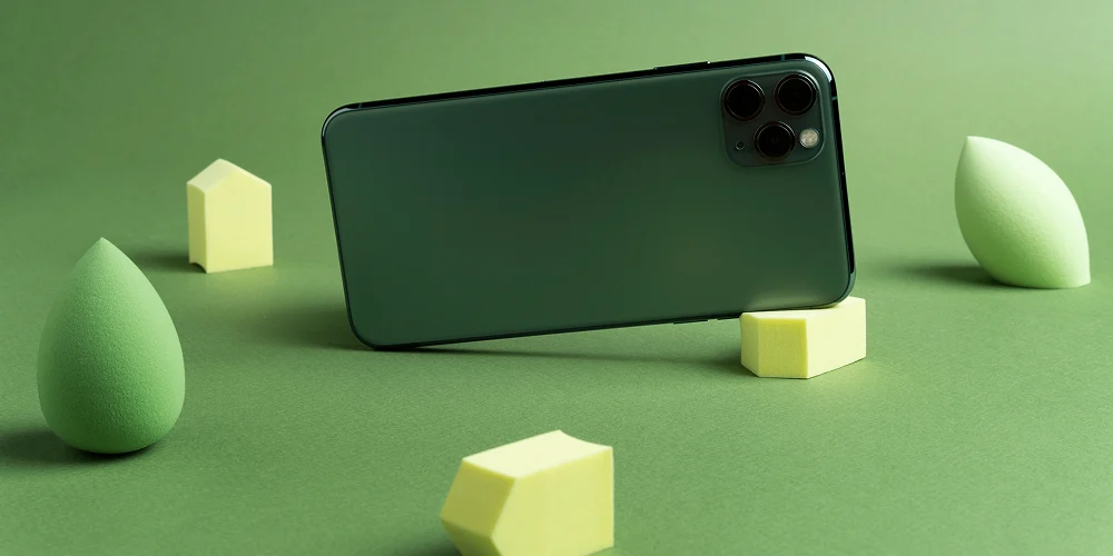 smartphone-device-with-minimalist-monochrome-background